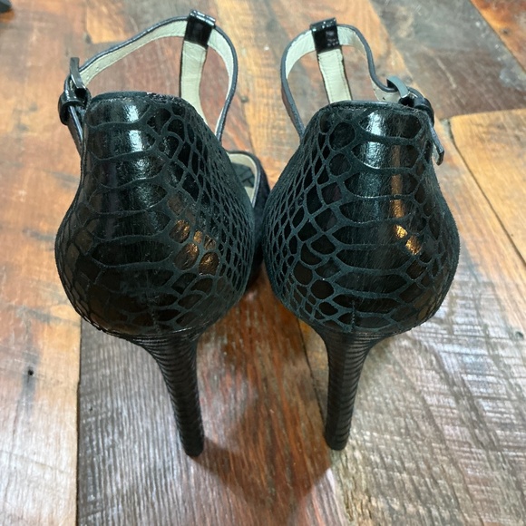 Michael Kors Nadia Black Haircalf Snakeskin T-Strap Heels Sandals Size 10M - Picture 8 of 13